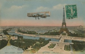Repülőgép köröz az Eiffel-torony körül Párizsban, Franciaországban. 1913-ban feladott képeslap. alkotó: French Photographer