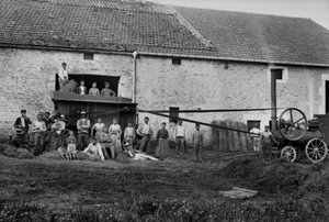 Mezőgazdasági munkások és a sajtó szénacsizmát kötöttek egy farmon Bourmont közelében Haute-Marne-ban (Haute Marne), 1890 körül. Fényképészet. Ducos kollekció. alkotó: French Photographer