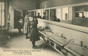 Fürdőszobák a Seine-et-Marne-i állami iskolában (f/w fotó) alkotó: French Photographer