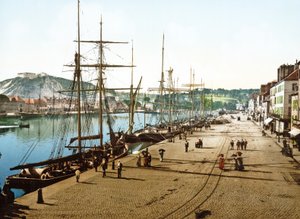 Cherbourgban kikötött hajók a háttérben a régi erőddel, 1890-1900 alkotó: French Photographer
