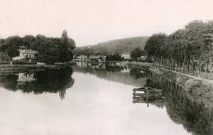 Bougival (Yvelines - 78 - Ile de France): a Szajna partjai a gyaloghídról nézve, a 20. század elején (f/w fotó) alkotó: French Photographer