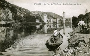 Cahors a 20. század elején: homoki halászok és csónakjaik a Loton, Val-entre (Valentre) hídja alkotó: French Photographer