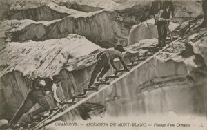 Chamonix - a Mont Blanc felemelkedése. Egy résen elhaladó hegymászók. 1913-ban feladott képeslap. alkotó: French Photographer