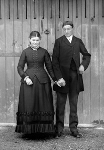 Házaspár vasárnap, hogy megünnepeljék fiuk elsőáldozását, Bourmont közelében Haute-Marne-ban (Haute Marne), 1880 körül. Ducos Collection. alkotó: French Photographer