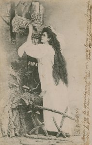 Crois Espere Aime (Believe Hope Love). 1913-ban feladott képeslap. A jobb szélén található kézírás személyes üzenet a családtagok között. alkotó: French Photographer