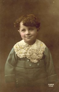 Aranyos fiú, széles mosollyal (színes fotó) alkotó: French Photographer
