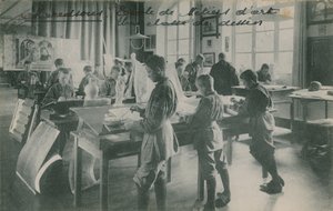 Rajzóra egy művészeti iskolában, Franciaországban. 1913-ban feladott képeslap. alkotó: French Photographer