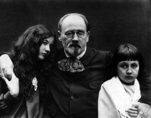 Emile Zola (1840-1902), író és francia újságíró a Verneuil-sur-Seine (Yvelines) kertjében gyermekeivel, Denise-szel és Jacques-szal. - Emile Zola (1840-1902), francia író és újságíró, otthonában, Verneuil-sur-Seine-ben (Yvelines) és ch. alkotó: French Photographer