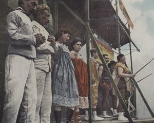 Vásári szórakoztatók a színpadon (színes fotó) alkotó: French Photographer
