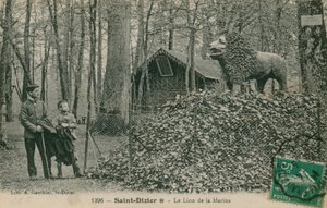 Apa és fia oroszlánszobrot néz Saint Dizierben. 1913-ban feladott képeslap. Kiadó: A Gauthier könyvtára. alkotó: French Photographer