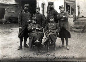 Első világháború (1914-1918): telefonálók és Debenedetti (?) ezredes vezérkarának titkárai, Laroque farm Roye sur Matz közelében (Roye-sur-Matz, Oise). 1915. március alkotó: French Photographer