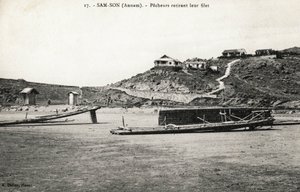 Halászok eltávolítják a hálót Sam Son (Sam-Son), Annam strandjai közelében. Képeslap Vietnamból, Indokínából. Fénykép 1912-1914-ről. alkotó: French Photographer