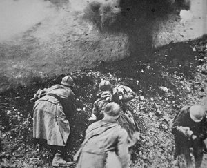 Francia gyalogság a német tüzérség tüze alatt a verduni csata alatt alkotó: French Photographer