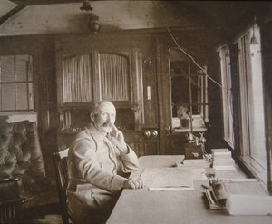 Pétain tábornok a vasúti kocsi-szalon főhadiszállásán a verduni csata idején, 1916. február-december (f/w fotó) alkotó: French Photographer