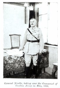 Robert Nivelle tábornok (1856-1924) átveszi a hadsereg parancsnokságát Verdunban, 1916. május (bw fotó) alkotó: French Photographer