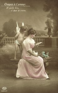 Lány szerelmes levelet olvas, Ámor a válla fölött néz alkotó: French Photographer