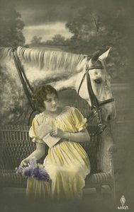 Lány ül a kanapén fehér lóval a háta mögött (színes fotó) alkotó: French Photographer