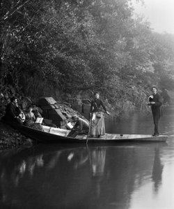 Baráti társaság, séta, pihenés egy hajón. Fényképészet a 19. század végén. Ducos kollekció. alkotó: French Photographer