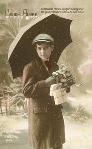 Jóképű, jólöltözött fiú, esernyővel áll a hóban (színes fotó) alkotó: French Photographer