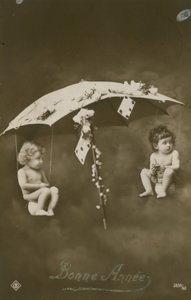 Boldog újévet kártya két babával, amely egy esernyőn lóg, 1913-ban alkotó: French Photographer