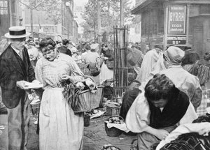 Hawker a vevők és eladók között, Les Halles, Párizs, 1896