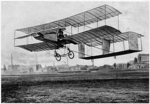 Henri Farman (1874-1958) Issy-les-Moulineaux-ban a Voisin-Farman 1, 1907-es gépén (fotóliter) alkotó: French Photographer