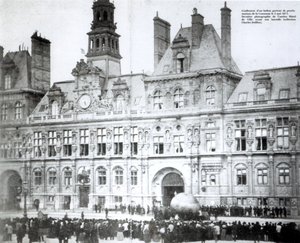Egy léggömb felfújása a hozzá csatolt kommün nyilatkozatokkal a párizsi Hotel de Ville előtt, 1871. május 3. alkotó: French Photographer