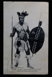 Kiki, táncos, aki mezítláb lépett fel törött üvegen, Buffalo Bill (William Frederick Cody alkotó: French Photographer