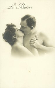 Csókolózó pár alkotó: French Photographer