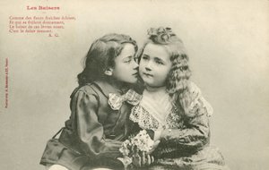 Kisfiú megcsókol egy kislányt (f/w fotó) alkotó: French Photographer