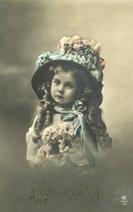 Kislány nagy kalapban (színes fotó) alkotó: French Photographer