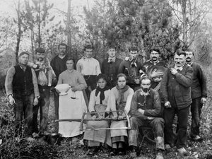 Fakitermelő tábor a családdal, Chaumont régió, Haute Marne, 1880 körül. Ducos Collection. alkotó: French Photographer