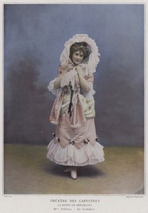 Mademoiselle Filliaux mint La Commere a La Revue des Dentelles-ben (színes fotó)