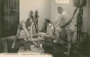 Az embert két férfi masszírozza Aix les Bains termálfürdőjében alkotó: French Photographer