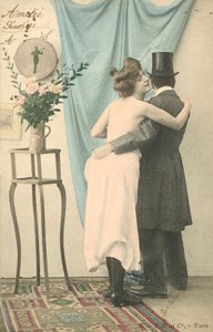 Férfi cilinderben félig öltözött nőt karolva alkotó: French Photographer