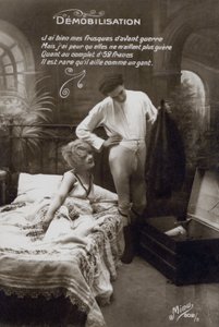 Férfi kicsomagolja a bőröndjét alkotó: French Photographer