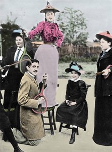 Marcel Proust francia író egy csapat fiatal nő közepén, akik teniszütőn gitároznak, a párizsi Bineau tenisz körúton, 1892 alkotó: French Photographer