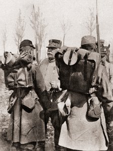 Joseph Jacques Césaire Joffre marsall a csapatait szemléli, a The Illustrated War Newsból, 1915 alkotó: French Photographer