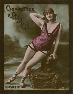 Nichette, fehérneműs lány a strandon alkotó: French Photographer