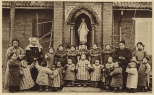 Az árvák a kínai árvaházukon kívül pózolnak alkotó: French Photographer