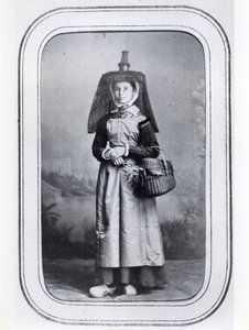 Fénykép névjegykártya francia regionális jelmezt ábrázoló, 1860-70 körül (f/w fotó) alkotó: French Photographer
