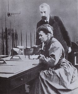 Pierre és Marie Curie, a rádium felfedezői a Párizsi Egyetem laboratóriumában, 1898 alkotó: French Photographer