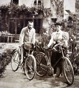 Pierre és Marie Curie a kertjükben 1895 alkotó: French Photographer