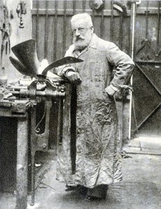 Fernand Forest (1851 - 1914), francia feltaláló (motor, autóalkatrészek...) portréja - fotózás alkotó: French Photographer