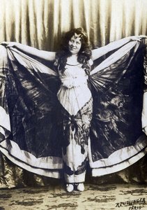 Loie Fuller (1862-1928) amerikai komikus, énekes, táncos portréja. alkotó: French Photographer