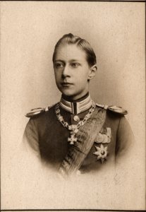 Vilmos herceg (1882-1951), német koronaherceg portréja alkotó: French Photographer