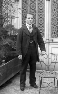 Egy férfi portréja, aki a Septfontaines-i apátságban pózol, Bourmont en Haute Marne közelében. Fényképészet a 19. század végén. Ducos kollekció. alkotó: French Photographer