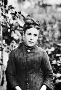 Egy fiatal nő portréja Bourmontból Haute Marne-ban. Fényképészet a 19. század végén. Ducos kollekció. alkotó: French Photographer