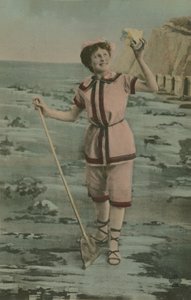 Halászhálót és kagylót tartó nő képeslapja, 1913-ban (kézzel színezett fénykép) alkotó: French Photographer