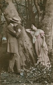 1913-ban elküldött képeslap szerelmesekről, akik szívet faragnak egy fára (kézzel színezett fotó) alkotó: French Photographer